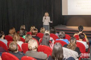 Gedő Ágnes pszichológus előadása a Csajos Esten az életközépi fordulópontról.