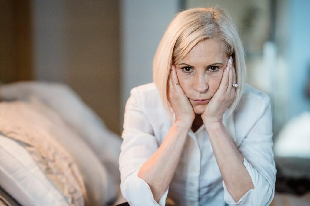 életközépi válság nőknél – elgondolkodó középkorú nő portréja