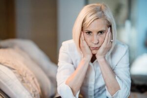 életközépi válság nőknél – elgondolkodó középkorú nő portréja