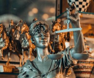 A jó döntés szimbóluma – mérleg és választás helyzete a döntéshozatal pszichológiájában