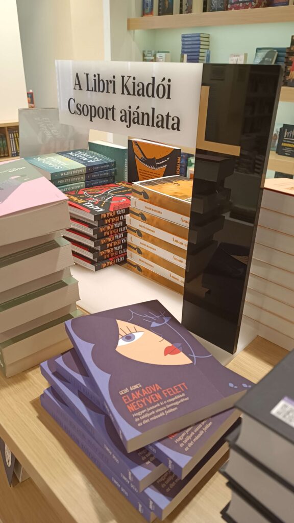 Az Elakadva negyven felett című könyv a könyvesbolt polcán.