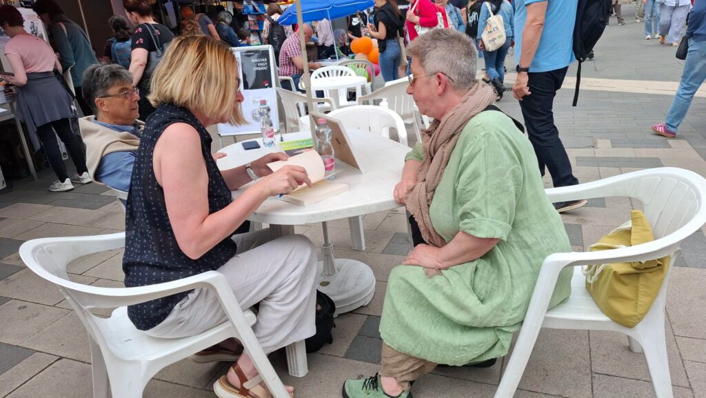 Gedő Ágnes dedikálja az Elakadva negyven felett című könyvét az Ünnepi Könyvhéten, a Vörösmarty téren.